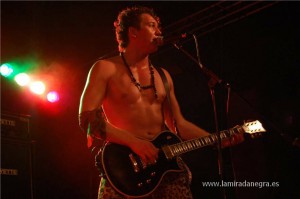 121118_kissindynamite5